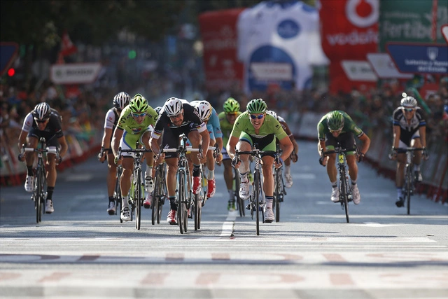 Велогонщики  во время многодневки подрались прямо на трассе