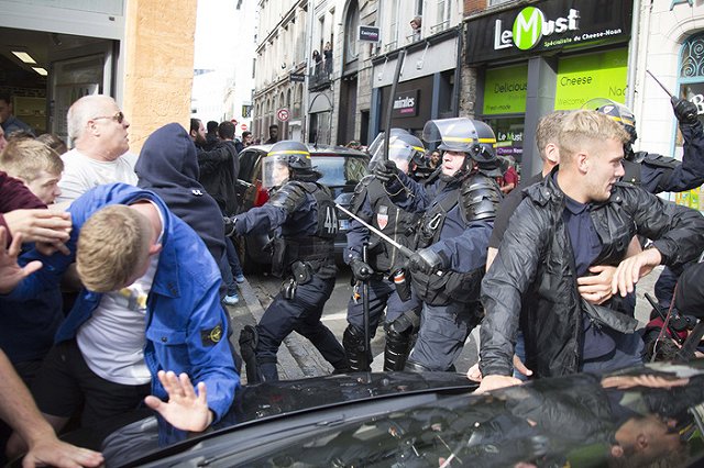 Захарова прокомментировала задержание российских фанатов во Франции