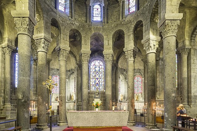 В ходе операции по освобождению заложников во Франции убит священник