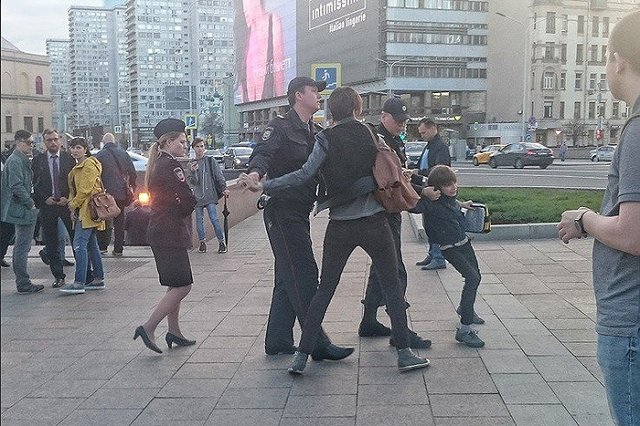 На Эльмаше сотрудники полиции посадили в обезьянник мать с маленьким ребенком