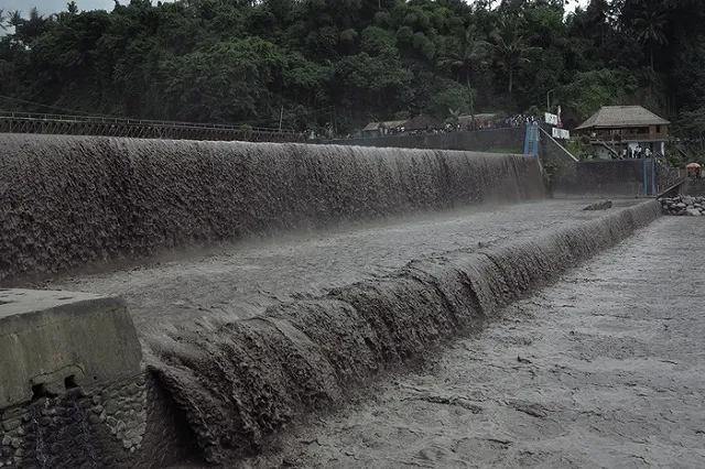 Аэропорт на Бали не откроется до среды из-за вулканического пепла