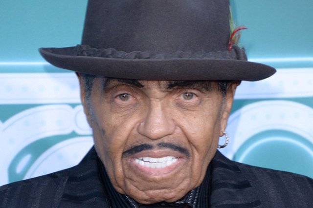 Умер отец Майкла Джексона