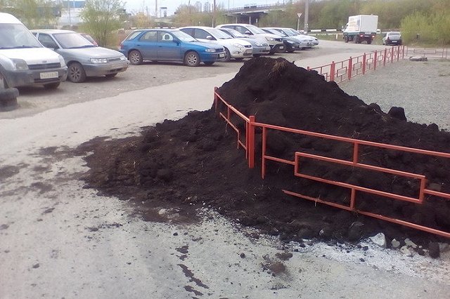 Мэрия Первоуральска объяснила, почему вместо асфальта на тротуар уложили землю