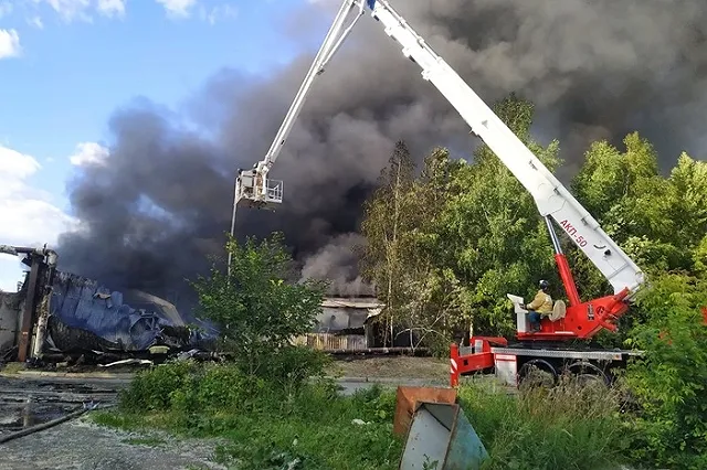 В Екатеринбурге потушили пожар на складе лакокрасочных изделий