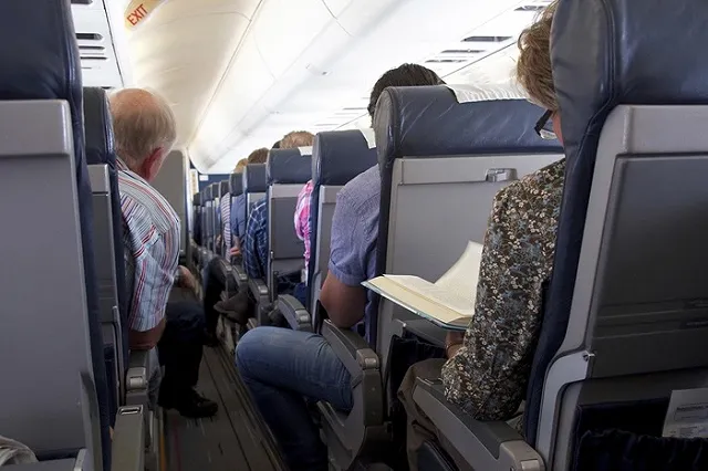 Женщина пыталась выпрыгнуть из летящего в Москву самолета