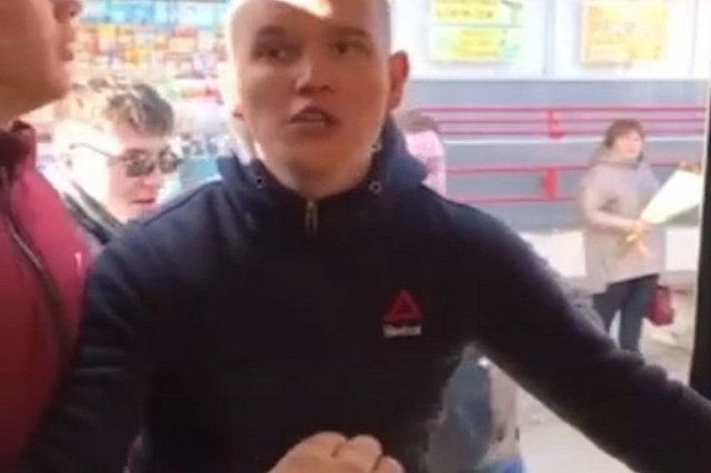 Попросили перестать пить водку: футбольные фанаты устроили в автобусе драку из-за замечания