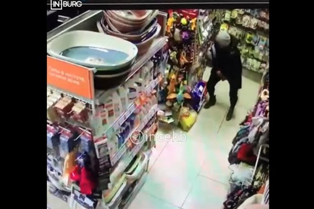 Две девушки вынесли из зоомагазина в Екатеринбурге по собачьей рулетке, засунув их в колготки