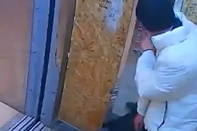 Пьяный парень разгромил лифт в Академическом