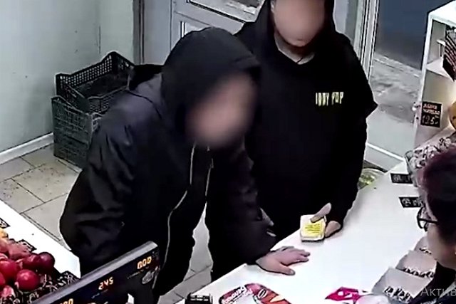 В Екатеринбурге школьники украли арбуз из торгового павильона