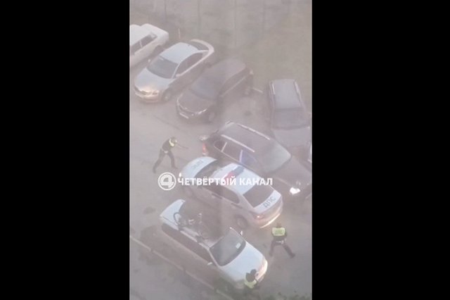 В Екатеринбурге со стрельбой задержали лихача на Porsche Cayenne