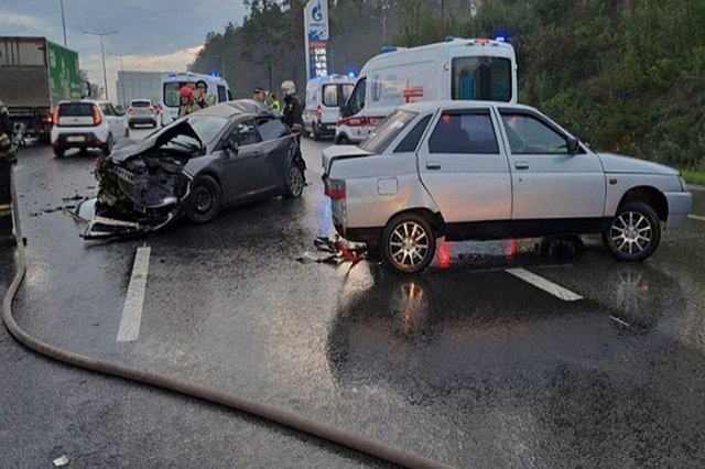 На Кольцовском тракте грузовик «Пятёрочки» влетел в буксируемую иномарку