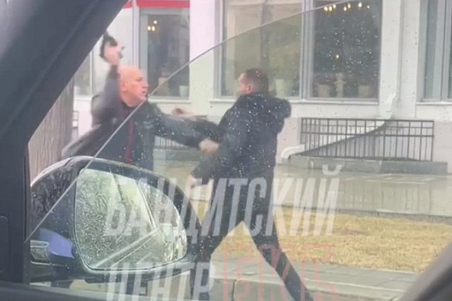 Возле гостиницы «Исеть» водители подрались посреди дороги