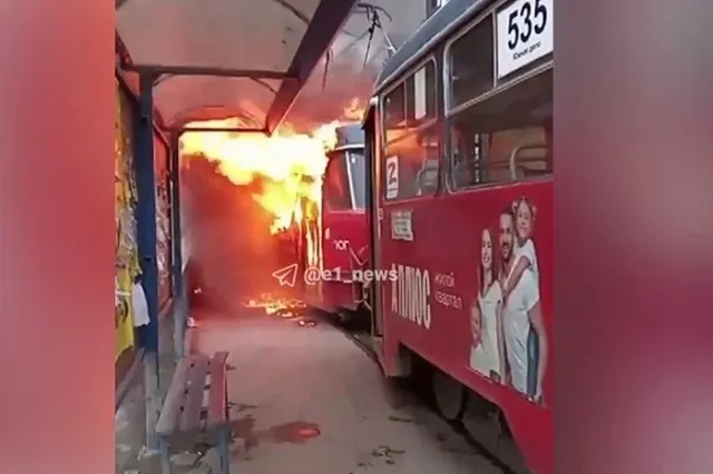 Очевидец эмоционально рассказал о том, как загорелся трамвай до Академа