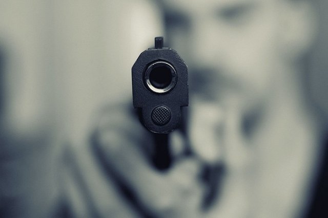 Неизвестные обстреляли многоэтажку возле Южного автовокзала