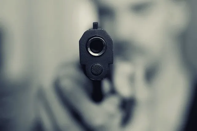 Неизвестные обстреляли многоэтажку возле Южного автовокзала