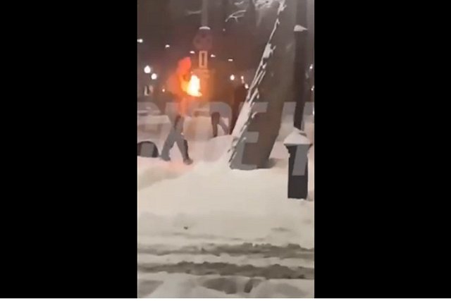 В Екатеринбурге неизвестный забросал областной военкомат «коктейлями Молотова»