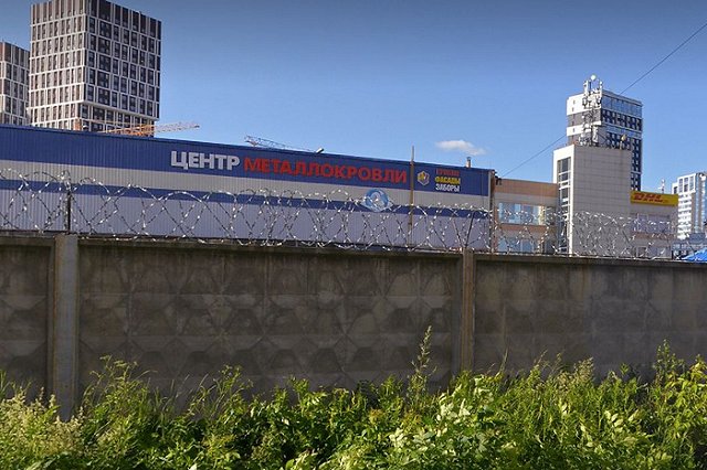 Напротив элитного екатеринбургского квартала сносят большой мебельный центр