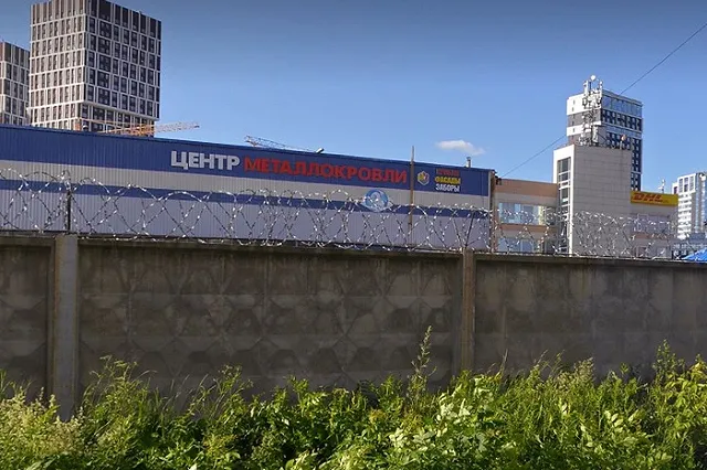 Напротив элитного екатеринбургского квартала сносят большой мебельный центр