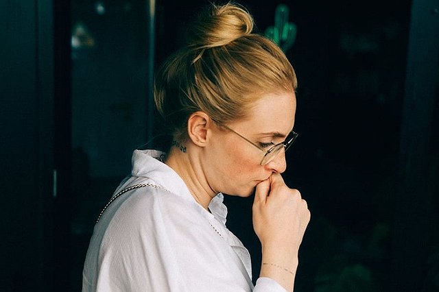 Косметолог разоблачила новый тренд из TikTok с надеванием резинки на ухо