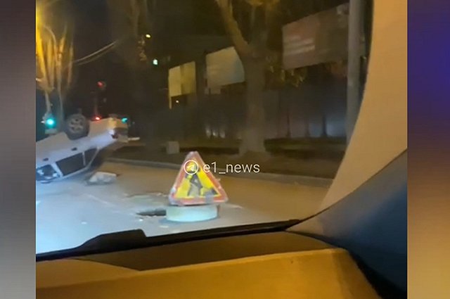 На Эльмаше легковушка угодила в открытый люк