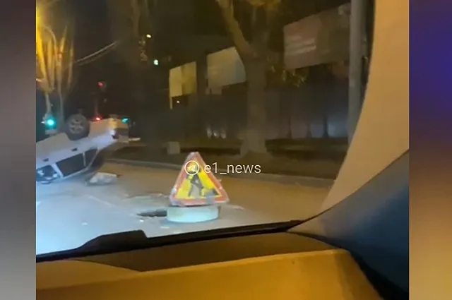 На Эльмаше легковушка угодила в открытый люк