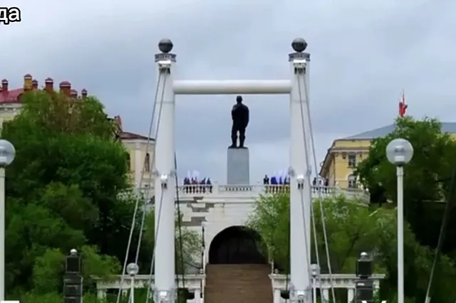 Беспилотник ВСУ влетел в многоэтажку в Оренбурге