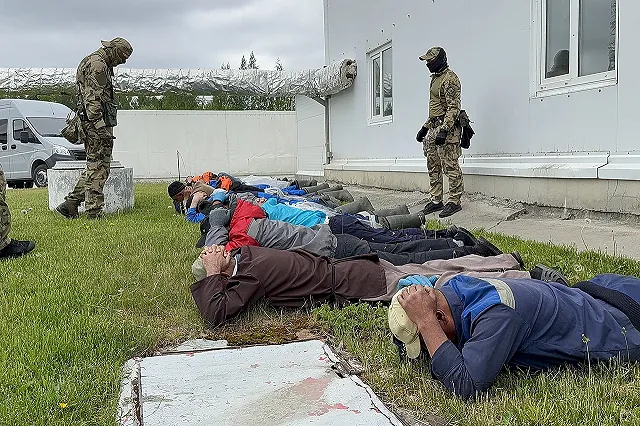 Екатеринбургские полицейские задержали 42 мигранта, работавших нелегально в рыбных цехах — фото