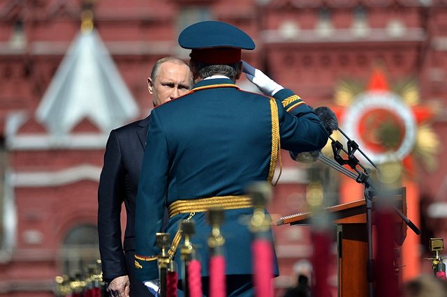 Передавшая семье офицера фамильные ордена чета из Франции посетит парад Победы