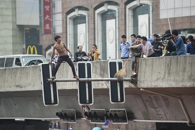 Роспотребнадзор выпустил новые правила освещения суицидов в СМИ