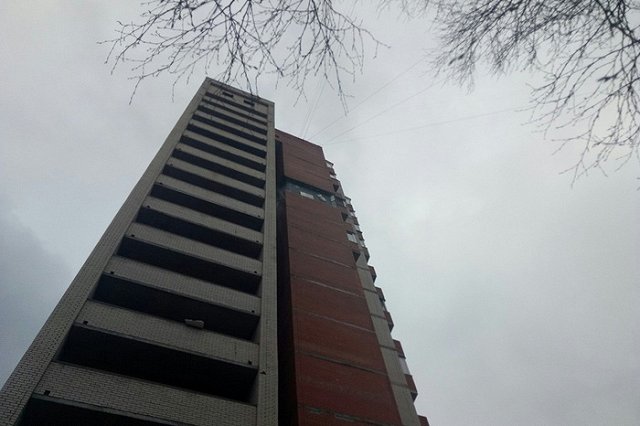 В Петербурге обрушилась часть облицовки многоэтажного жилого дома