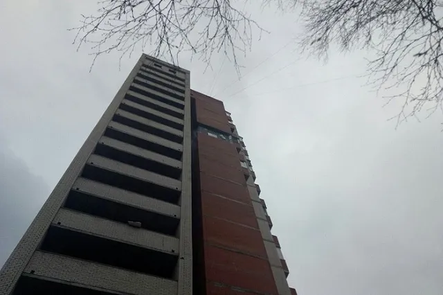 В Петербурге обрушилась часть облицовки многоэтажного жилого дома