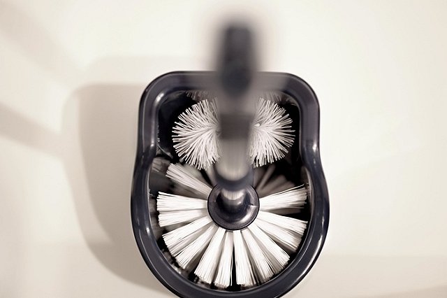 Уборщицы пятизвездочных отелей попались на мытье посуды ершиками для унитазов