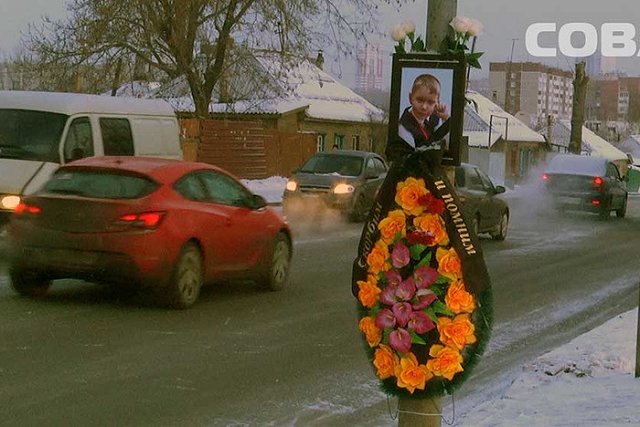 На переходе, где «Мазда» сбила мальчика, водители, глядя на венок, нарушают ПДД
