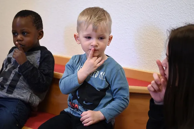 В трех офисах Сбербанка в Екатеринбурге заработал видеосурдоперевод для клиентов