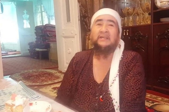 Старушка похвасталась не бритой 35 лет бородой