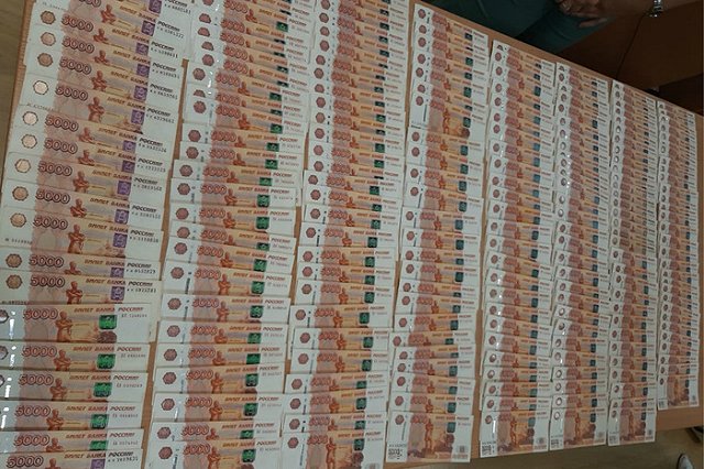 Больше 1 млн незадекларированных рублей изъяли у пассажира в Кольцово