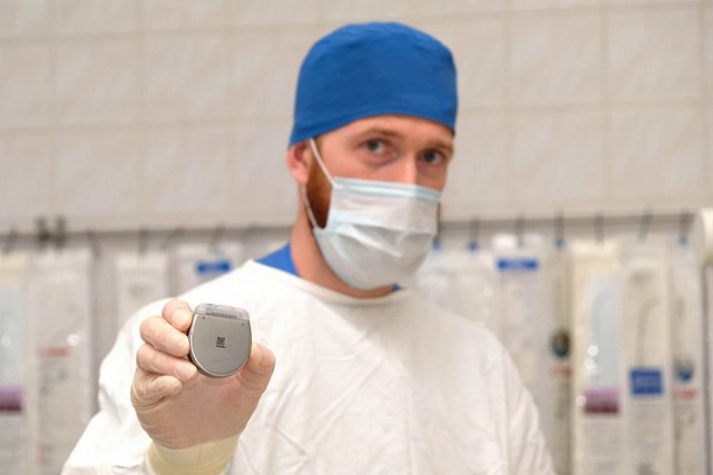 В Свердловской области провели операцию по вживлению чипа, блокирующего боль