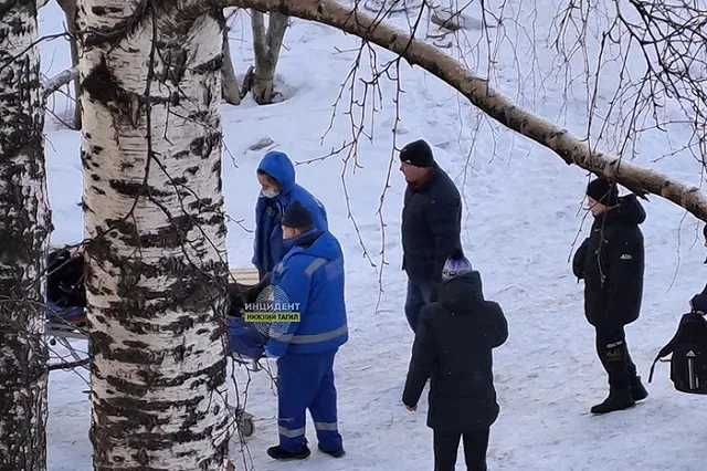 Увезли на скорой: свердловчанка едва не упала в открытый люк