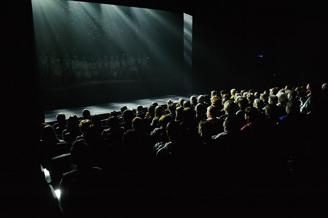 Самый настоящий дождь на сцене. Сегодня в ТЮЗе состоится премьера спектакля «Эшелон»