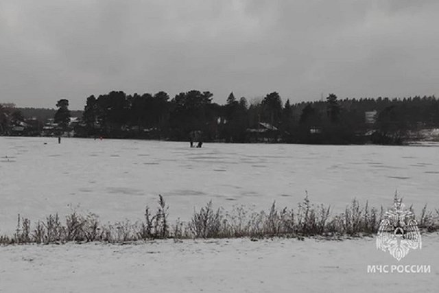 Убегали от полицейских и спасателей: в Свердловской области три школьницы провалились под лёд