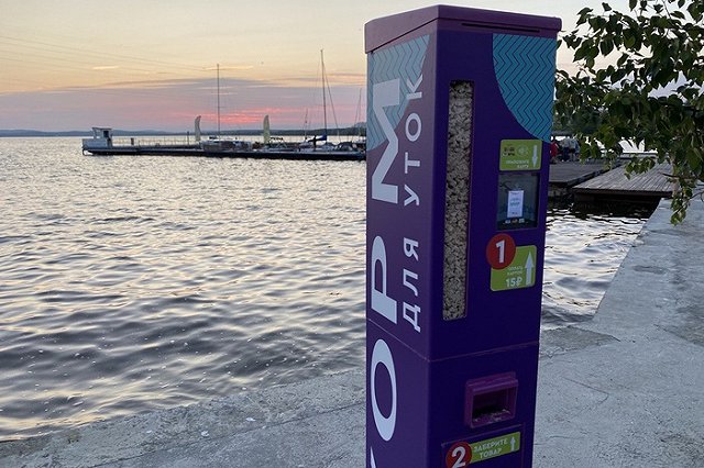 На набережной Верх-Исетского пруда установили автомат с едой для уток