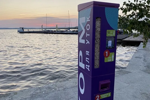 На набережной Верх-Исетского пруда установили автомат с едой для уток