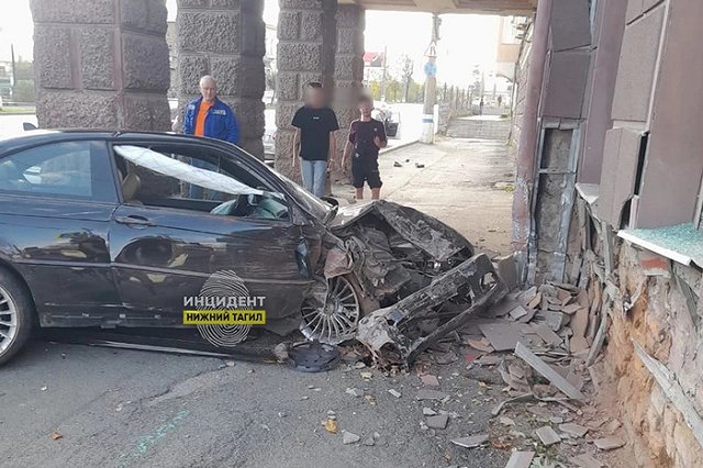 Свердловчанин на BMW протаранил стену гостиницы