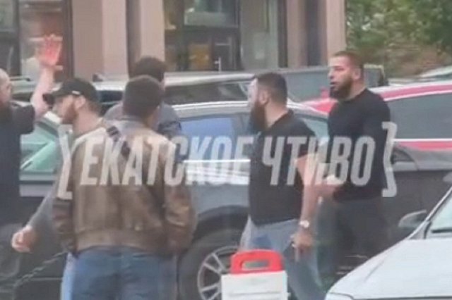 В центре Екатеринбурга толпа неизвестных устроила стрельбу