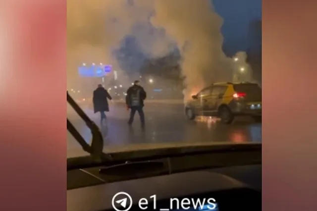 В Екатеринбурге прямо на дороге вспыхнула машина каршеринга