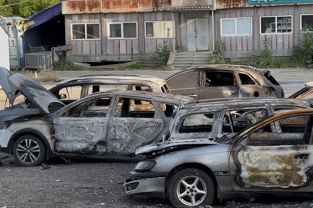 Екатеринбуржец поджёг тополиный пух и спалил восемь легковушек