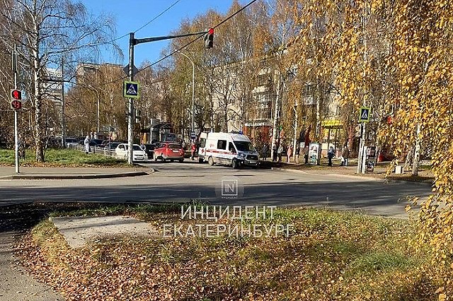 Впала в кому: в Екатеринбурге легковушка сбила девушку на пешеходном переходе