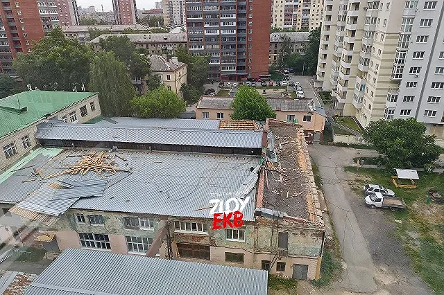 Сильный ветер «проредил» вывеску ТРЦ «Гринвич» в Екатеринбурге