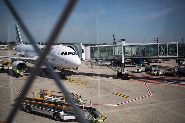 Пассажирка пронесла на борт самолета ребенка в ручной клади