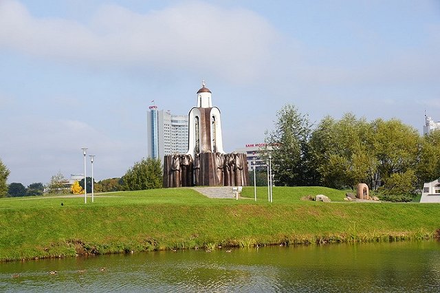 В Белоруссии мужчина выбросил из окна собаку и дочь, а затем выбросился сам